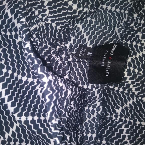 Romeo&Juliet Black & White Stretchy Print Pants - Picture 2 of 3